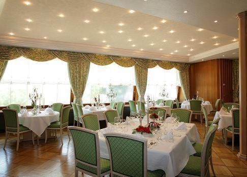 Hotel-Restaurant Arneggers Adler Tiefenbronn Exteriör bild