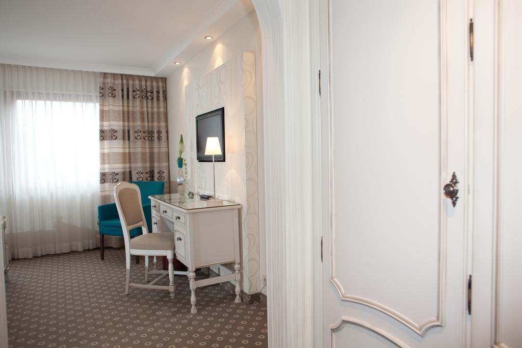 Hotel-Restaurant Arneggers Adler Tiefenbronn Exteriör bild