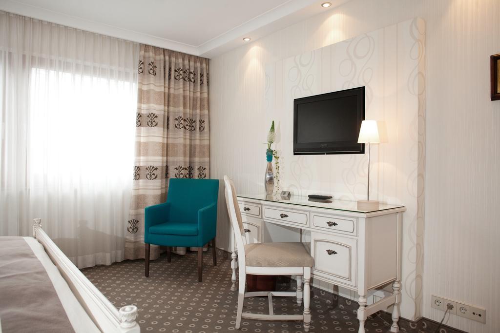 Hotel-Restaurant Arneggers Adler Tiefenbronn Exteriör bild